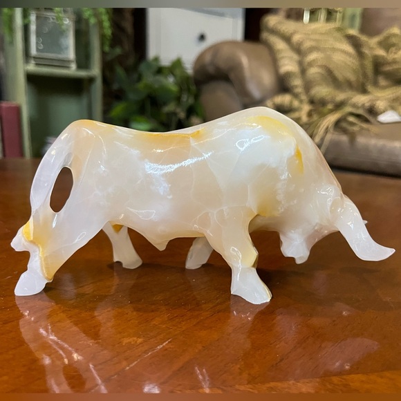 Hand Carved Onyx Bull - Picture 3 of 8